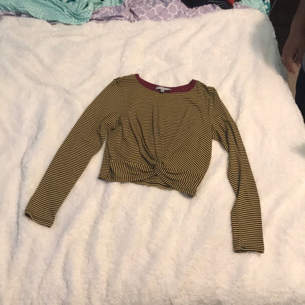 Long sleeve tee above the navel